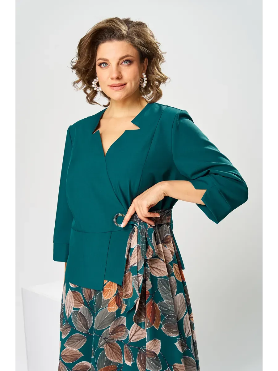 Ilyra – Reverskragen-Chiffonkleid