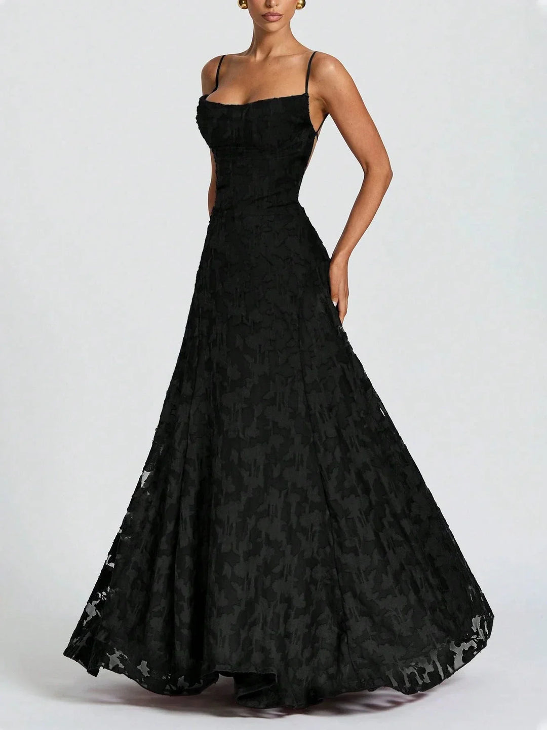 Nalevi – figurformendes Spitzen-Maxikleid