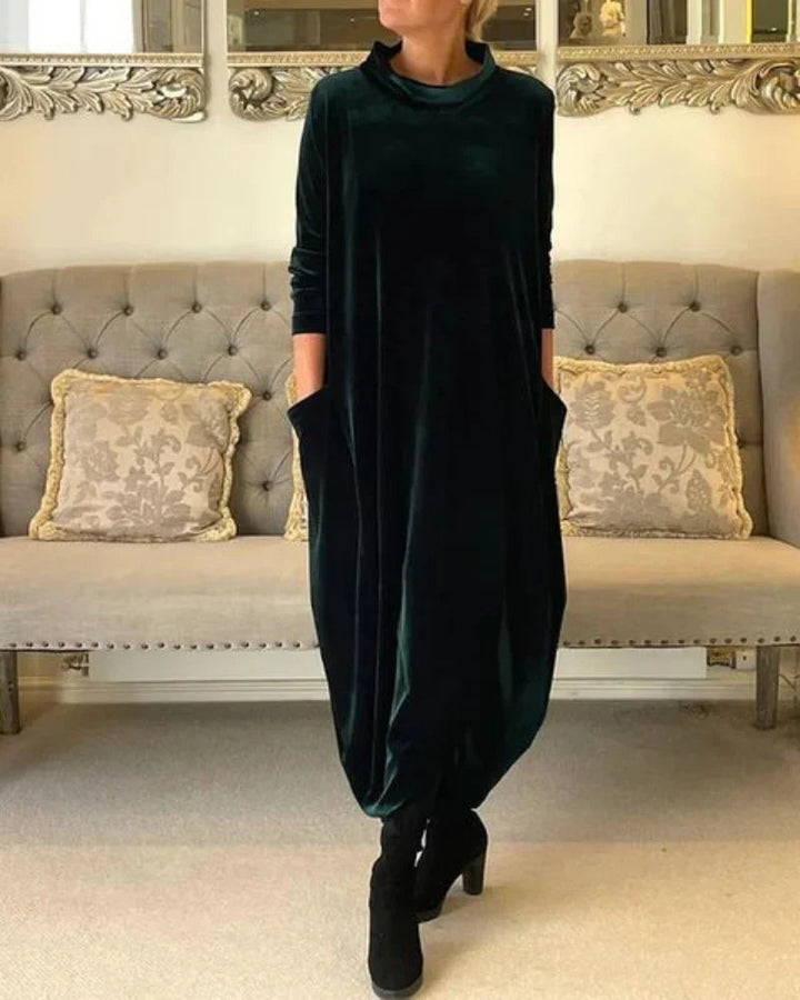 Avenya – Langes Samtkleid mit hohem Kragen