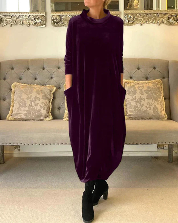 Avenya – Langes Samtkleid mit hohem Kragen