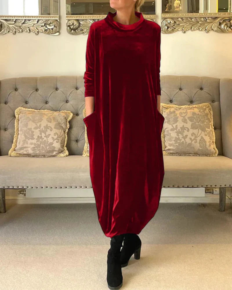 Avenya – Langes Samtkleid mit hohem Kragen