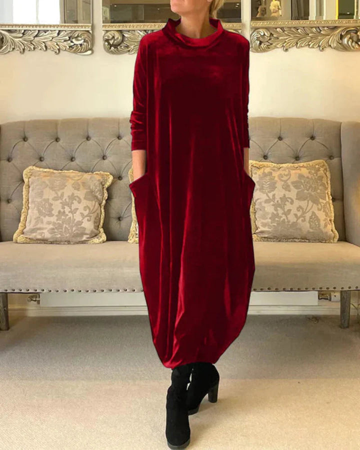 Avenya – Langes Samtkleid mit hohem Kragen