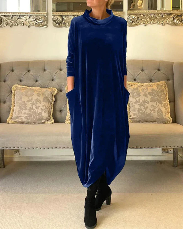Avenya – Langes Samtkleid mit hohem Kragen
