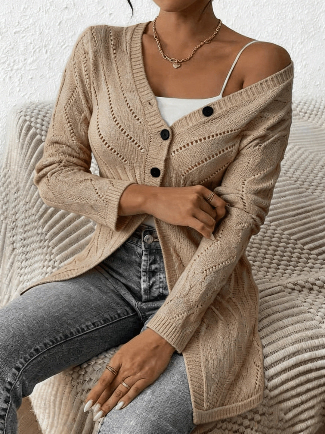 Renaya – V-Ausschnitt Strukturstrick-Strickjacke