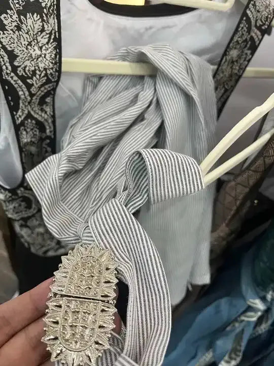 Nivara – Schnürdetail-Jacquardkleid