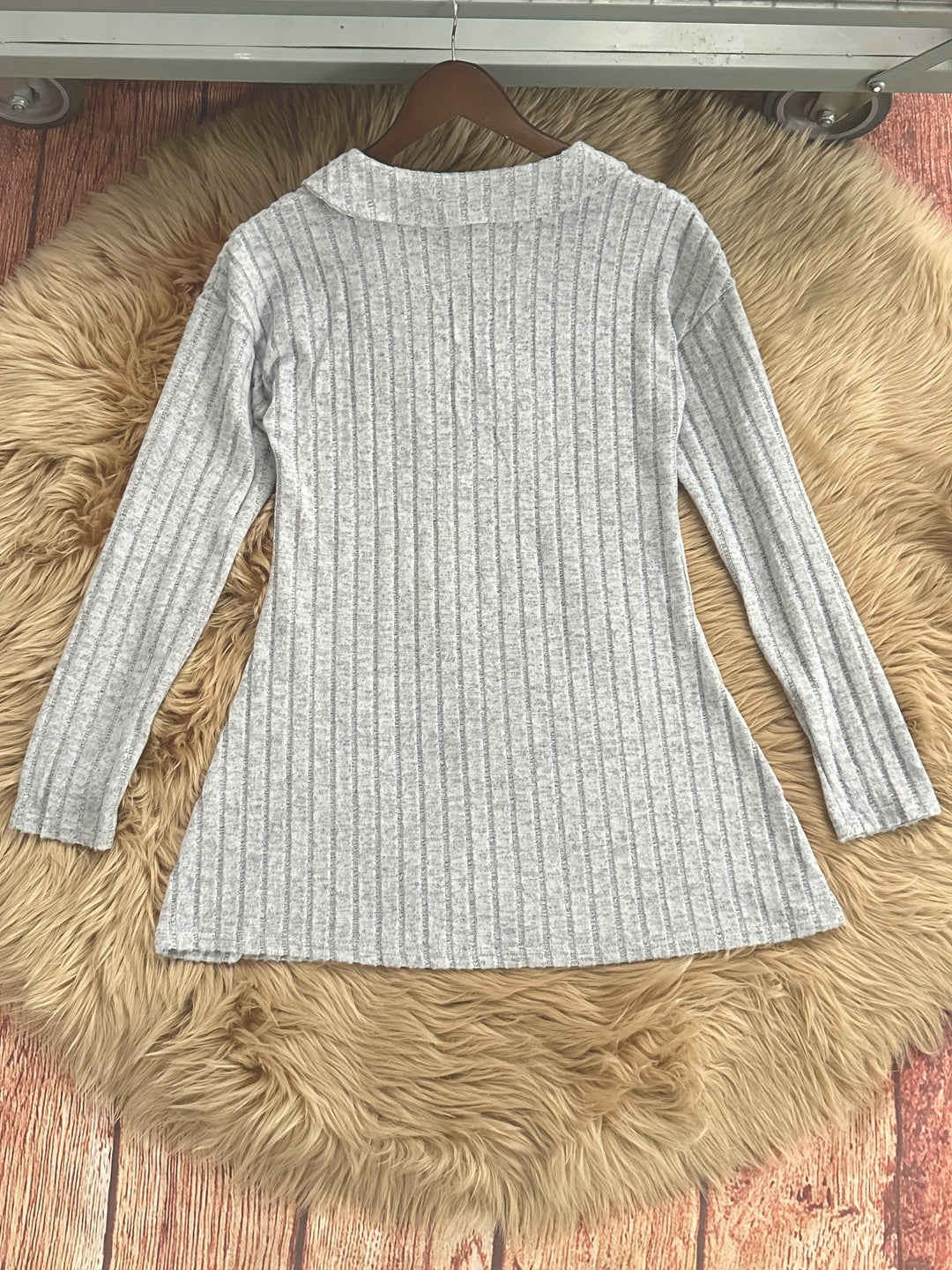 Novira – Revers-V-Ausschnitt Rippenstrick-T-Shirt