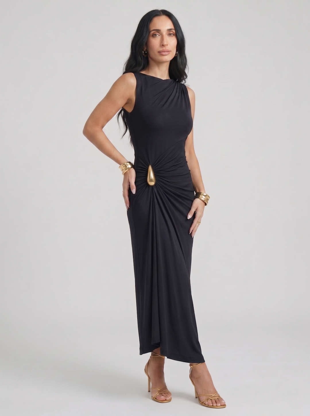 Mireva – Hüftgerafftes Kleid aus technischem Stoff