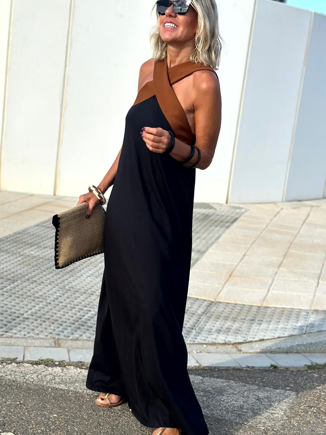 Seriva – Kleid mit gekreuztem Ausschnitt