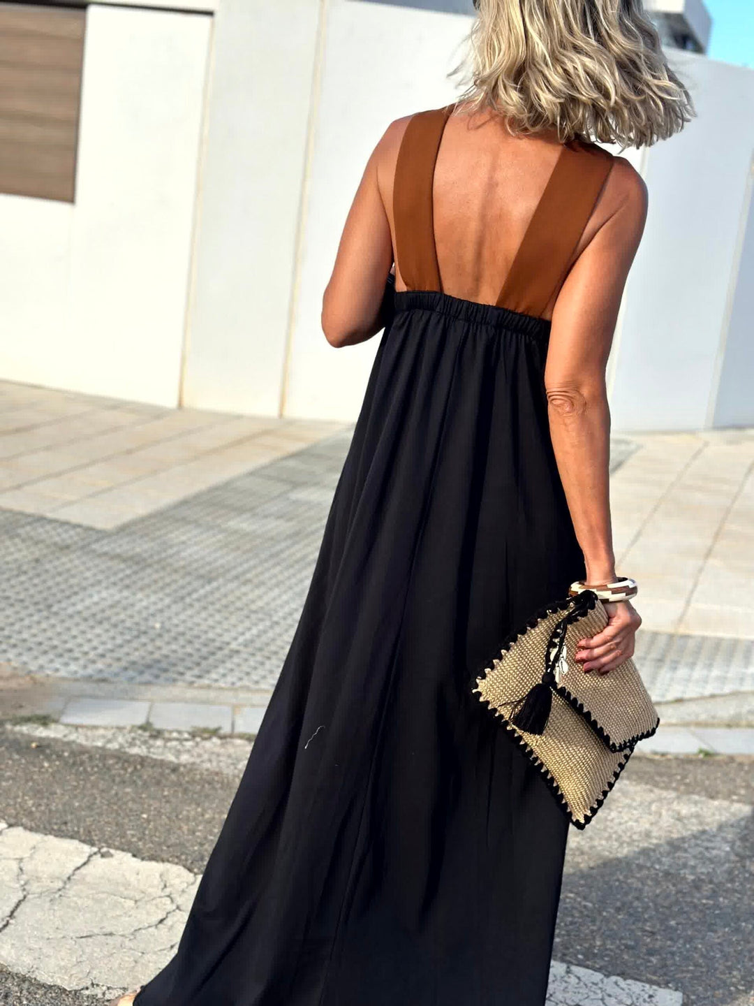 Seriva – Kleid mit gekreuztem Ausschnitt