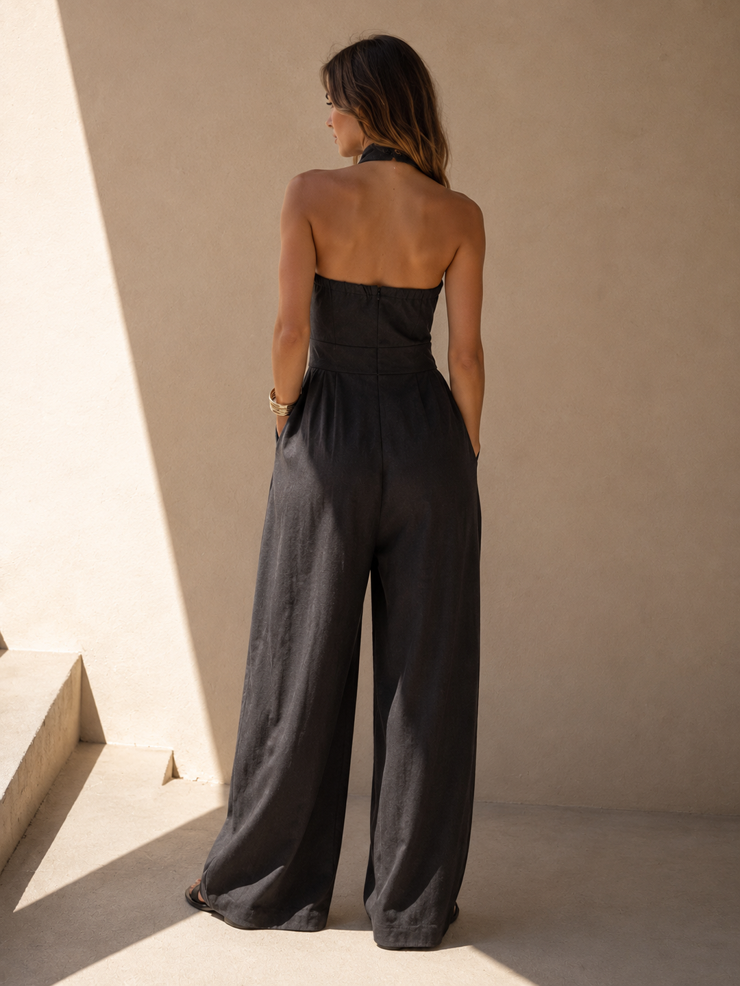 Talyra – Überkreuzter Neckholder-Jumpsuit aus leichtem Stoff