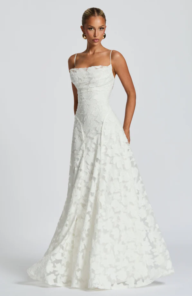 Nalevi – figurformendes Spitzen-Maxikleid