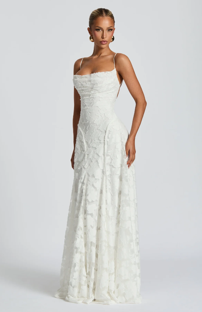 Nalevi – figurformendes Spitzen-Maxikleid