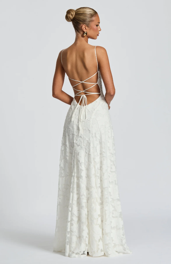 Nalevi – figurformendes Spitzen-Maxikleid