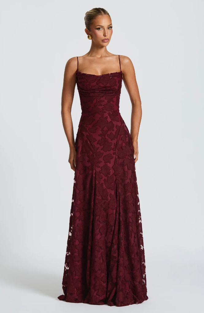 Nalevi – figurformendes Spitzen-Maxikleid