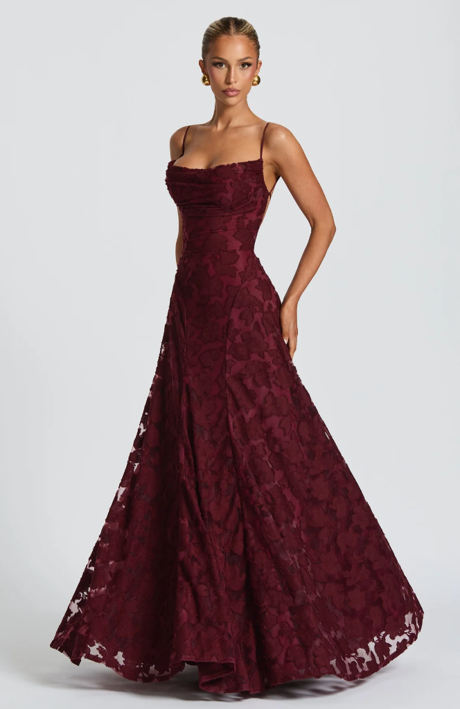 Nalevi – figurformendes Spitzen-Maxikleid