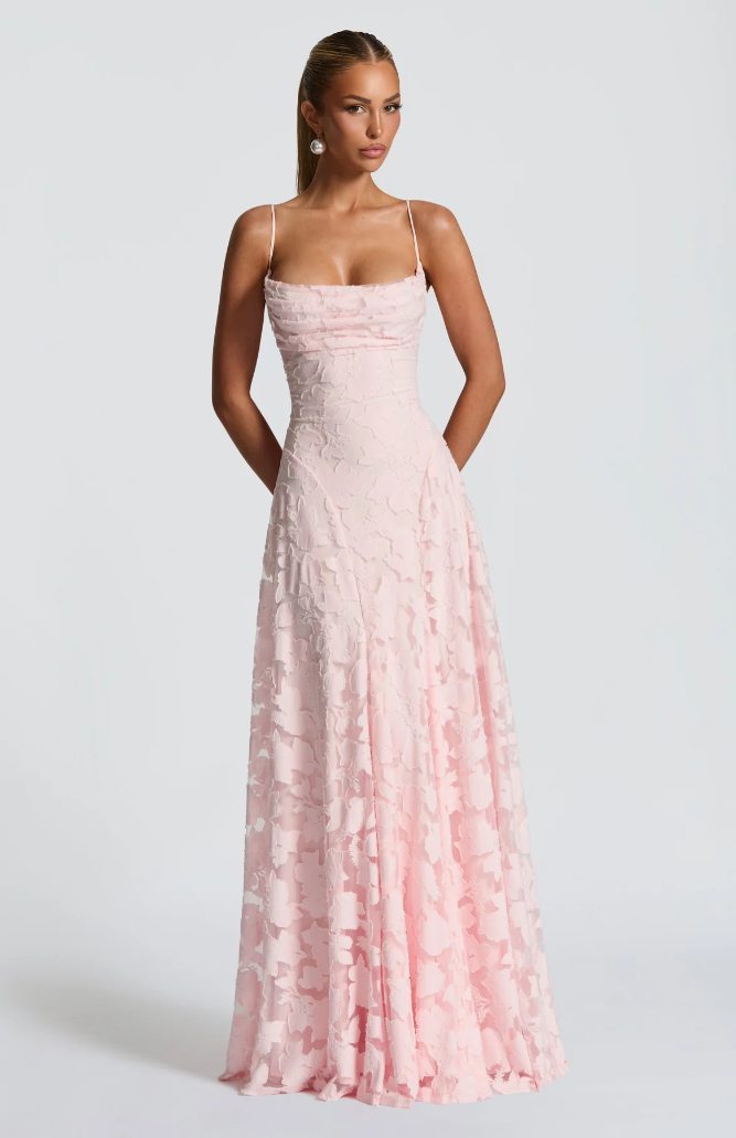 Nalevi – figurformendes Spitzen-Maxikleid