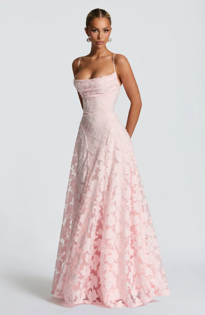Nalevi – figurformendes Spitzen-Maxikleid