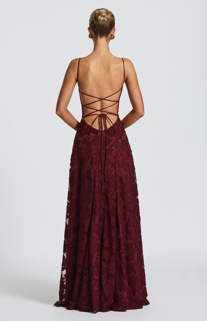 Nalevi – figurformendes Spitzen-Maxikleid