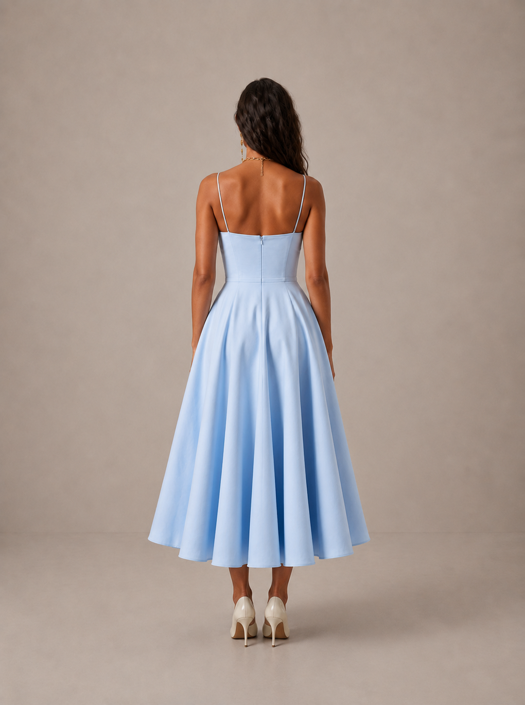 Averla – Kleid mit Herzausschnitt aus technischem Gewebe