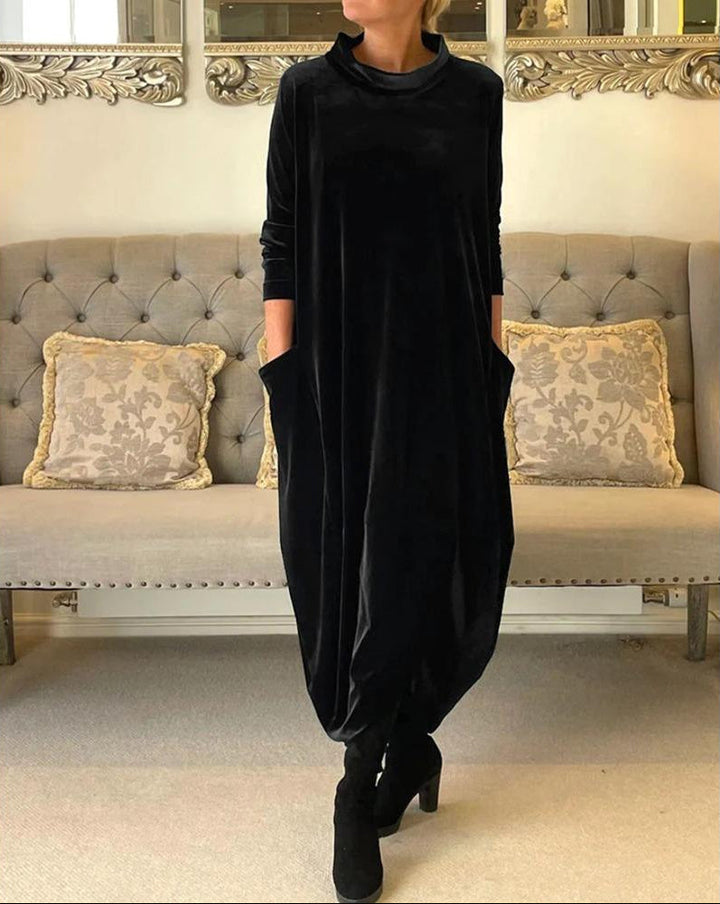 Avenya – Langes Samtkleid mit hohem Kragen