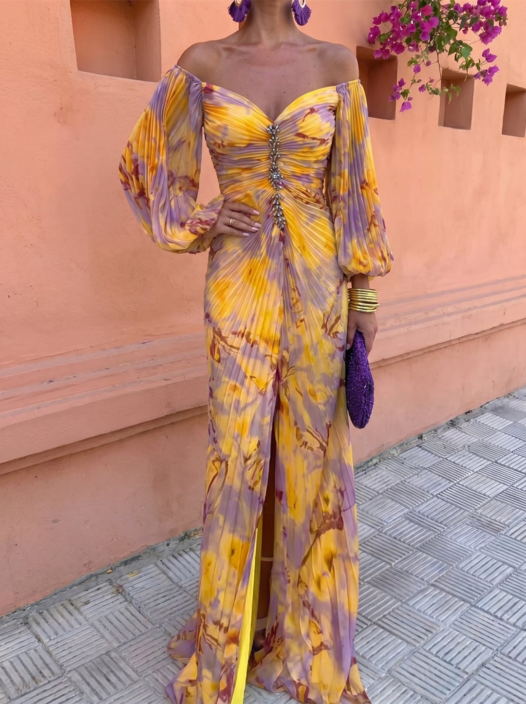 Nivara – Kleid mit floralem Druck und ausgeschnittenem Dekolleté