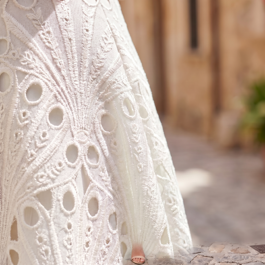 Velara – Hochgeschlossenes Spitzenkragen-Midikleid