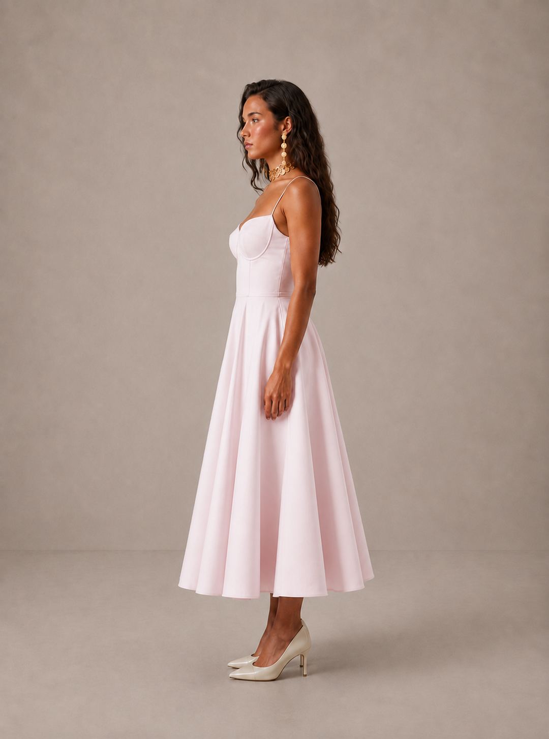 Averla – Kleid mit Herzausschnitt aus technischem Gewebe