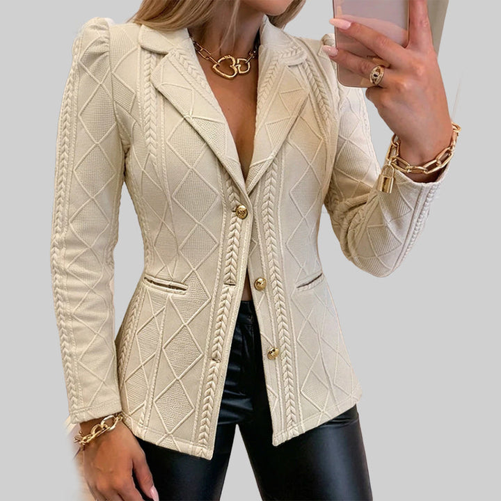 Vesara – Skulptural geformte Taille, geometrisch strukturierter Blazer